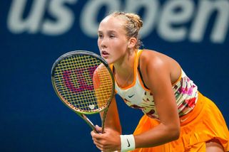 Foto dne: Andreeva roztočila růžovou sukni a je pátou nejmladší finalistkou Roland Garros historie
